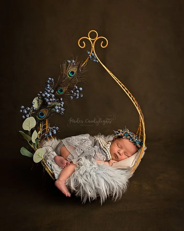 Vintage Bed - Hanging Drop - Gold