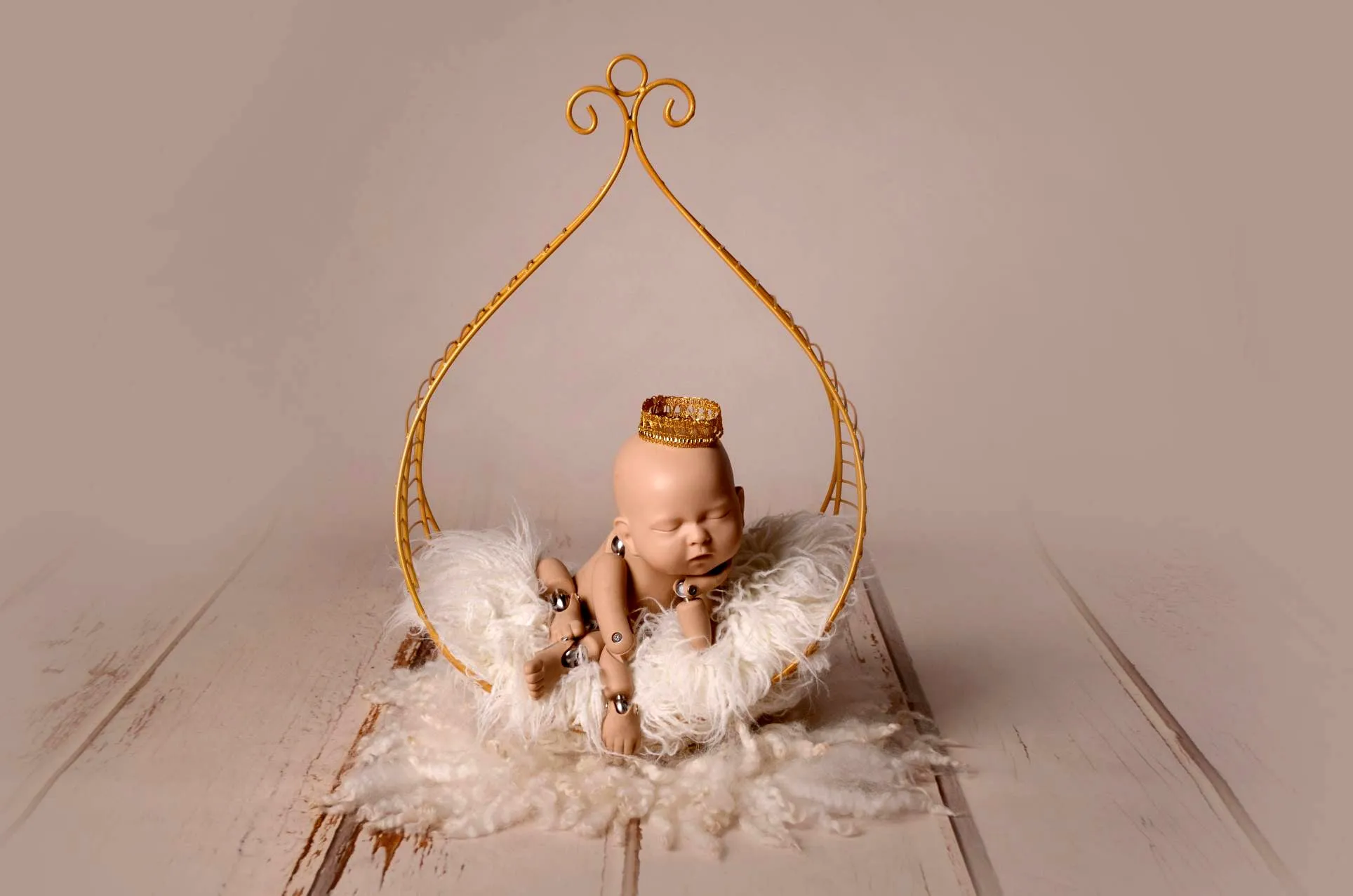 Vintage Bed - Hanging Drop - Gold