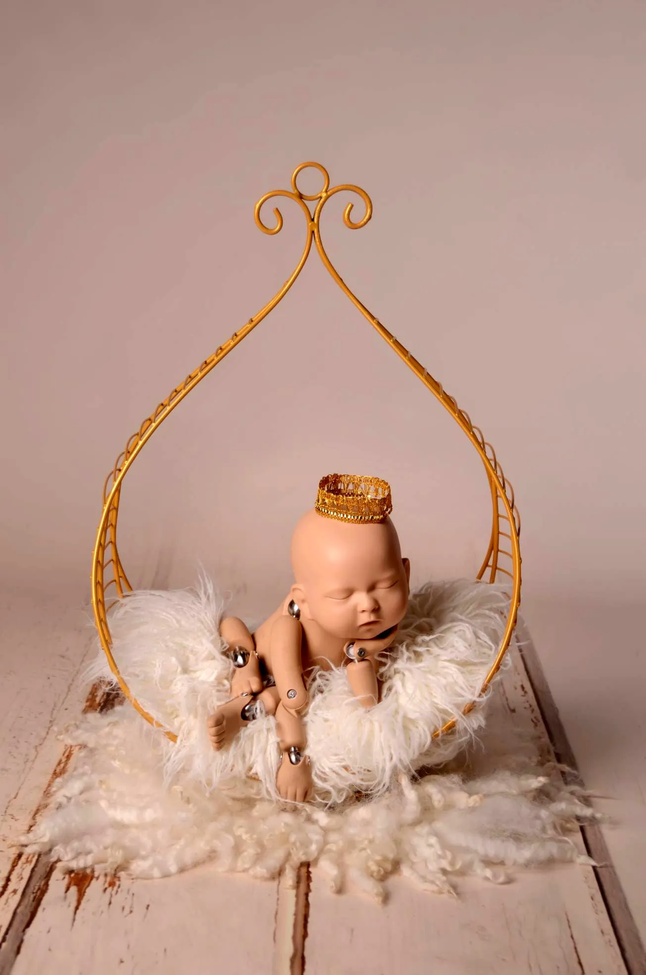 Vintage Bed - Hanging Drop - Gold
